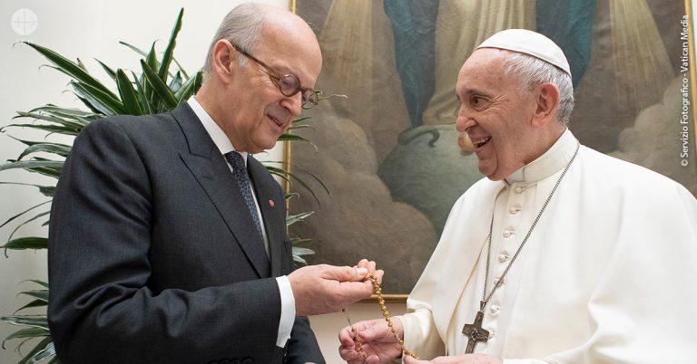 Pope Francis blesses 6,000 rosaries for Syria: as part of a spiritual initiative by ACN to comfort the grieving.