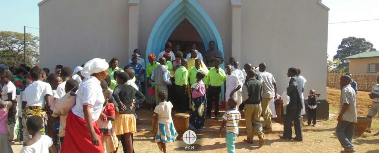 Zambia: un nuevo tejado para la iglesia de la Virgen del Consuelo